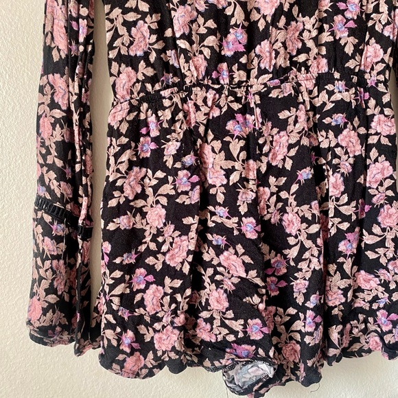 HONEY PUNCH Black & pink floral long sleeve romper W/v neckline, sz M - Picture 14 of 16